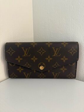 LOUIS VUITTON Sarah Wallet Fuschia